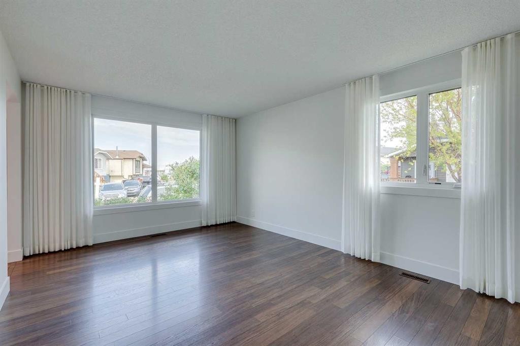 23 Erin Grove Court Se, Calgary, AB - Indoor Photo Showing Other Room