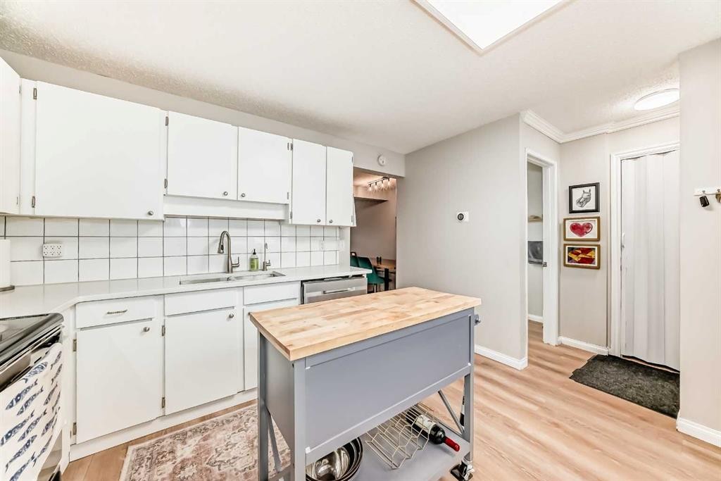 21 Woodfern Road Sw, Calgary, AB - Indoor Photo Showing Kitchen