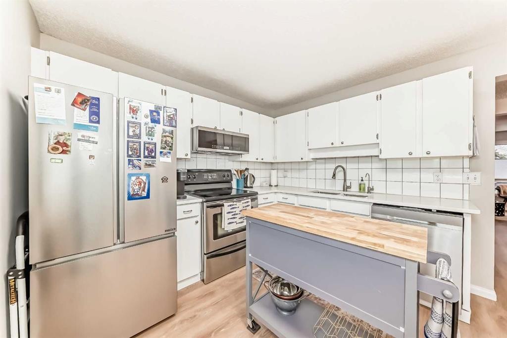 21 Woodfern Road Sw, Calgary, AB - Indoor Photo Showing Kitchen