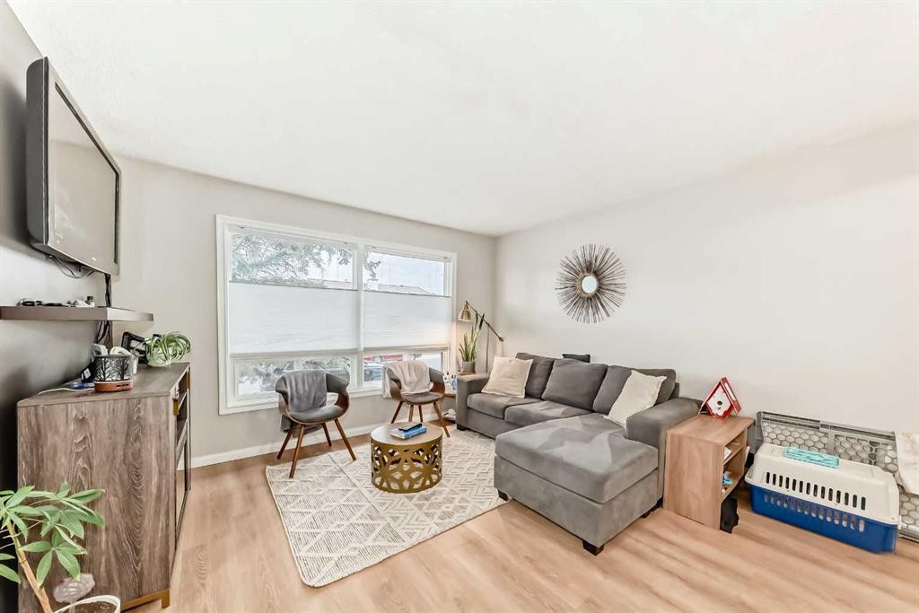 21 Woodfern Road Sw, Calgary, AB - Indoor Photo Showing Living Room