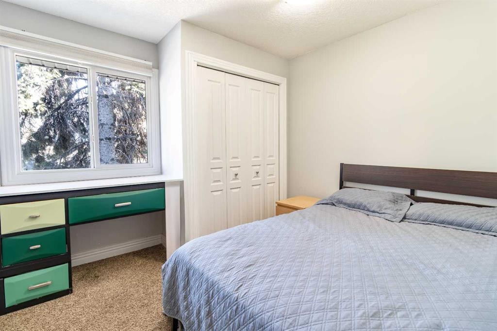 175-77 Glamis Green Sw, Calgary, AB - Indoor Photo Showing Bedroom