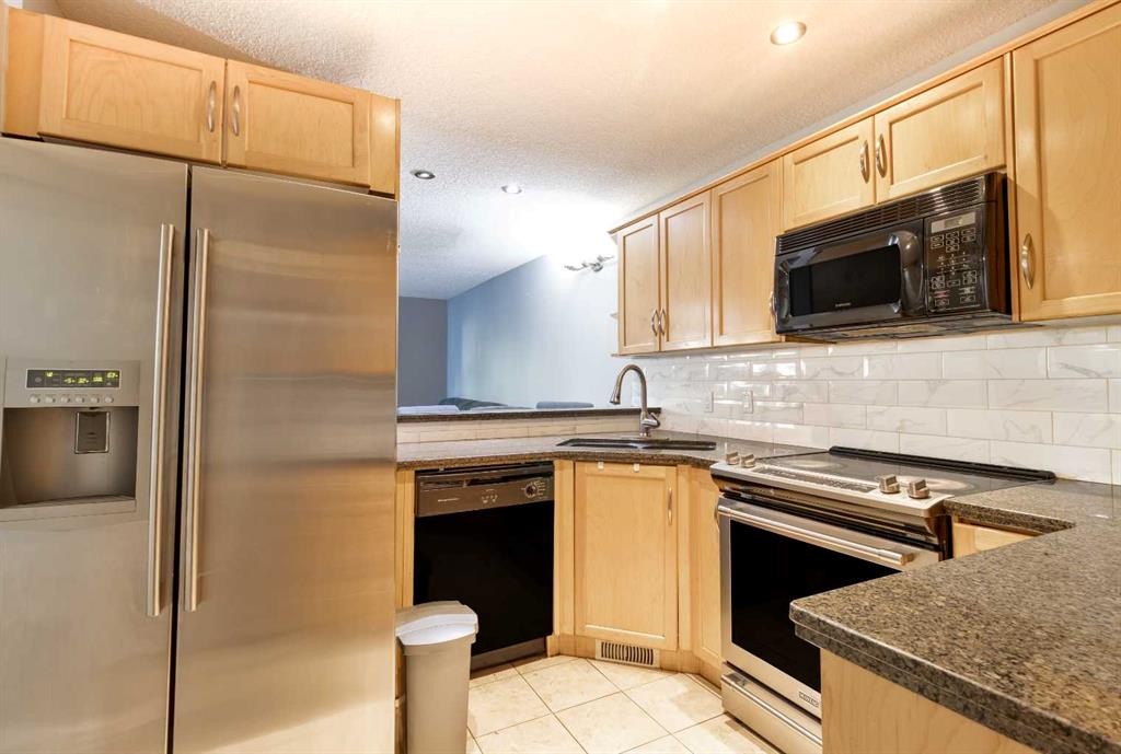 175-77 Glamis Green Sw, Calgary, AB - Indoor Photo Showing Kitchen