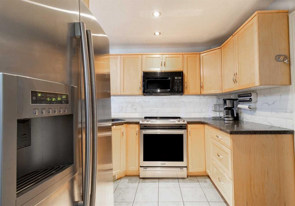 175-77 Glamis Green Sw, Calgary, AB - Indoor Photo Showing Kitchen