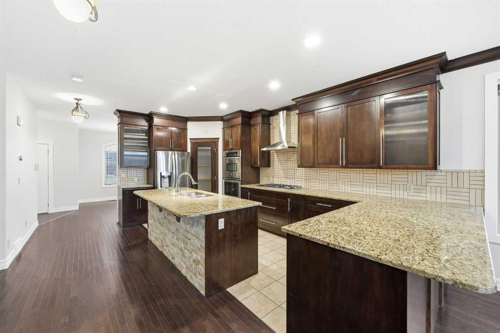 110 26 Avenue Ne, Calgary, AB - Indoor Photo Showing Kitchen With Upgraded Kitchen