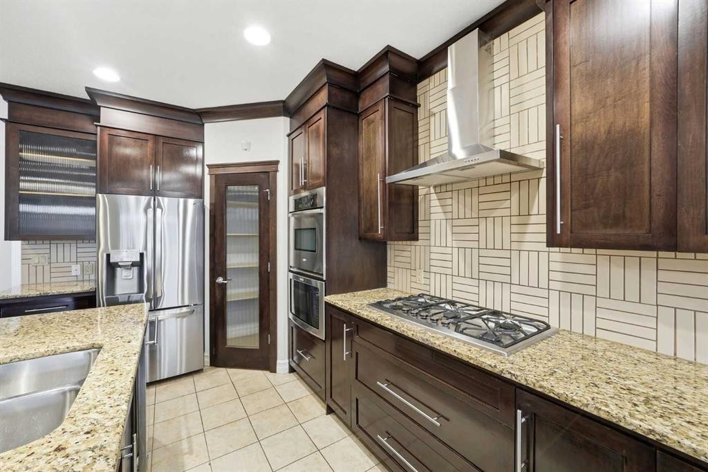 110 26 Avenue Ne, Calgary, AB - Indoor Photo Showing Kitchen With Stainless Steel Kitchen With Double Sink With Upgraded Kitchen