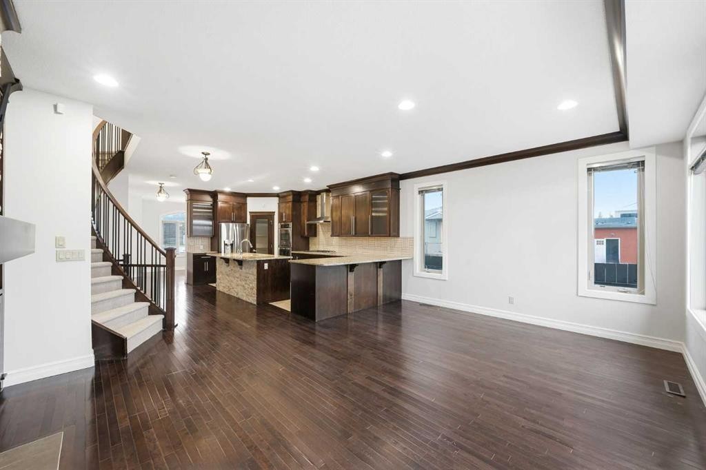 110 26 Avenue Ne, Calgary, AB - Indoor Photo Showing Kitchen