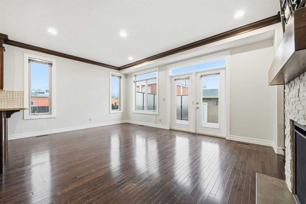 110 26 Avenue Ne, Calgary, AB - Indoor With Fireplace