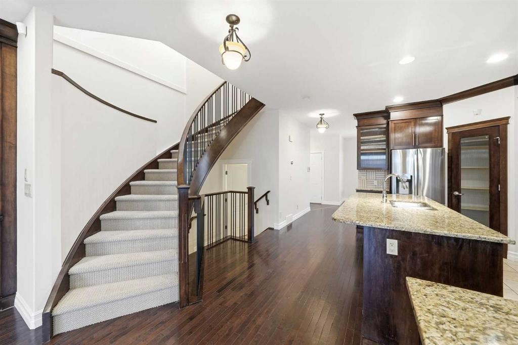 110 26 Avenue Ne, Calgary, AB - Indoor Photo Showing Other Room