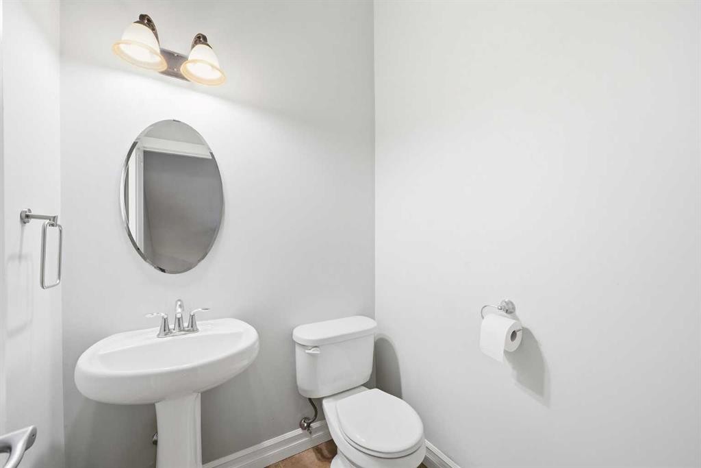 110 26 Avenue Ne, Calgary, AB - Indoor Photo Showing Bathroom