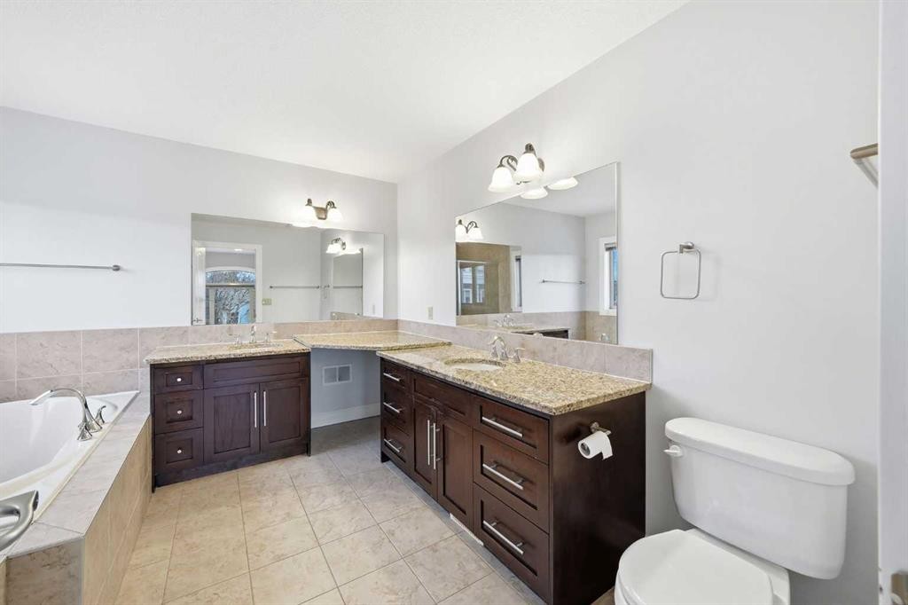 110 26 Avenue Ne, Calgary, AB - Indoor Photo Showing Bathroom