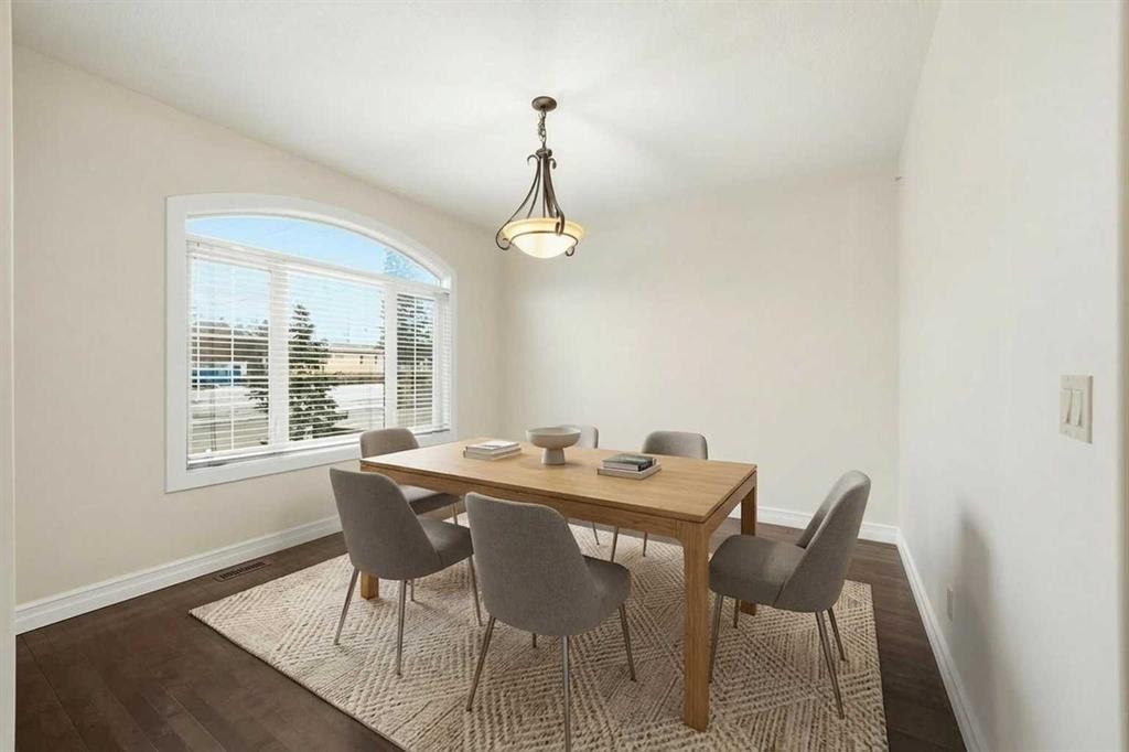110 26 Avenue Ne, Calgary, AB - Indoor Photo Showing Dining Room