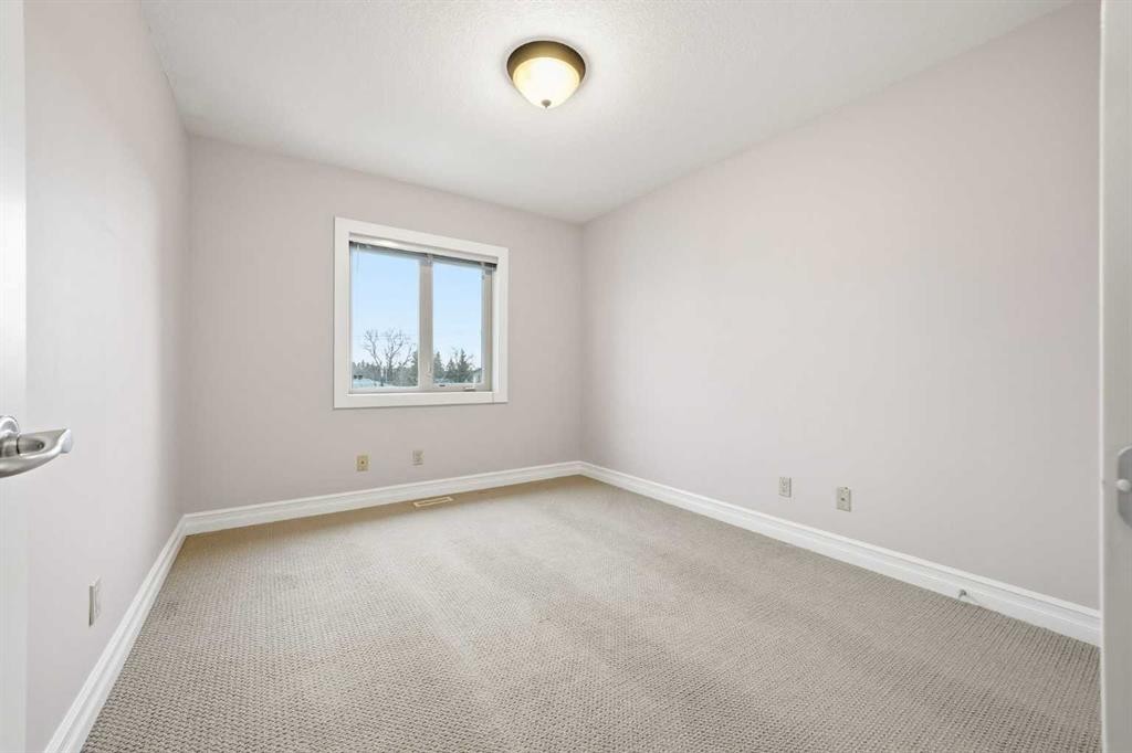 110 26 Avenue Ne, Calgary, AB - Indoor Photo Showing Other Room
