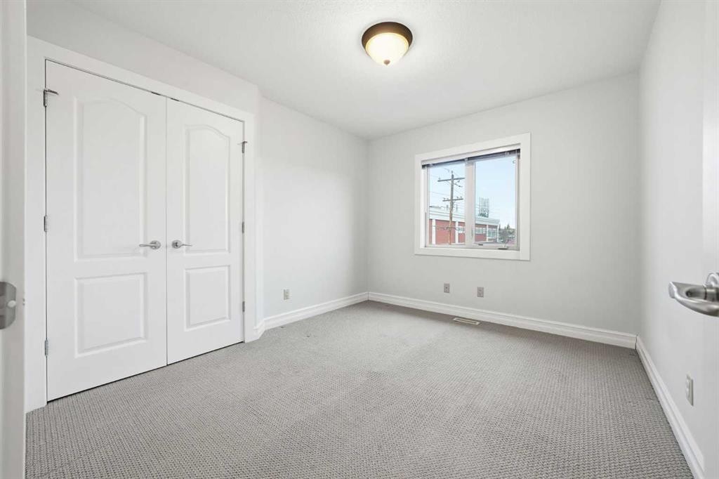 110 26 Avenue Ne, Calgary, AB - Indoor Photo Showing Other Room
