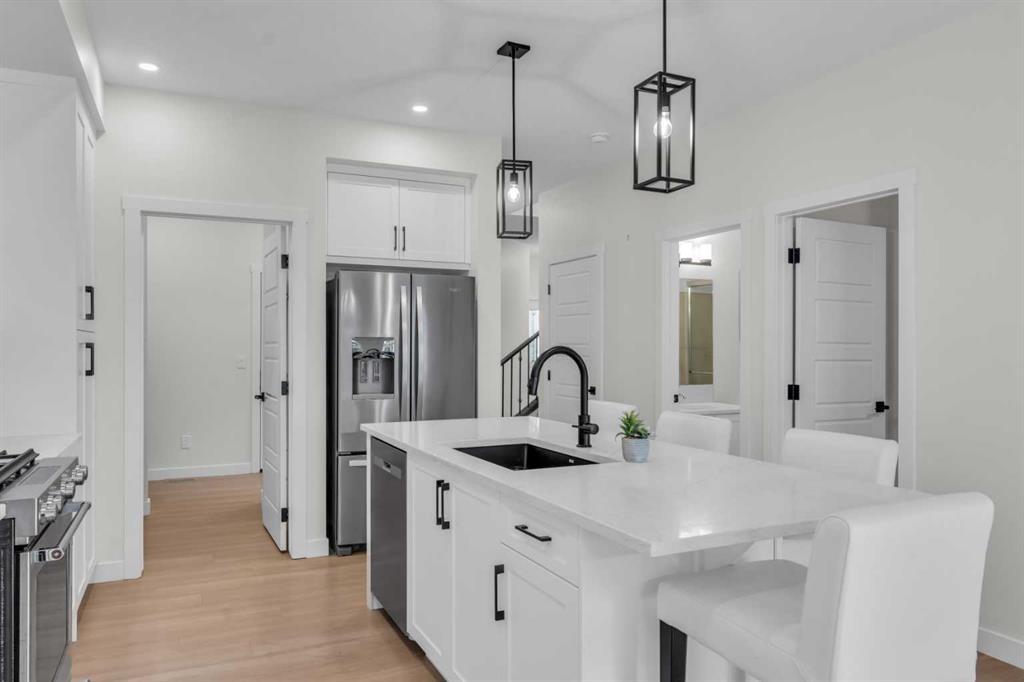 35 Versant View Sw, Calgary, AB - Indoor Photo Showing Kitchen With Upgraded Kitchen