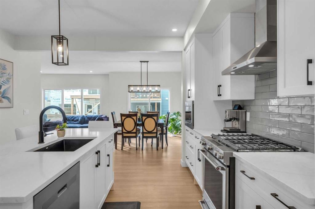 35 Versant View Sw, Calgary, AB - Indoor Photo Showing Kitchen With Upgraded Kitchen