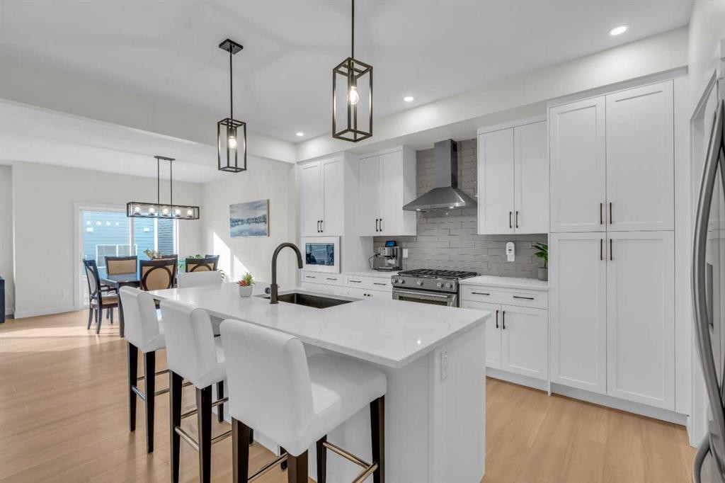 35 Versant View Sw, Calgary, AB - Indoor Photo Showing Kitchen With Upgraded Kitchen