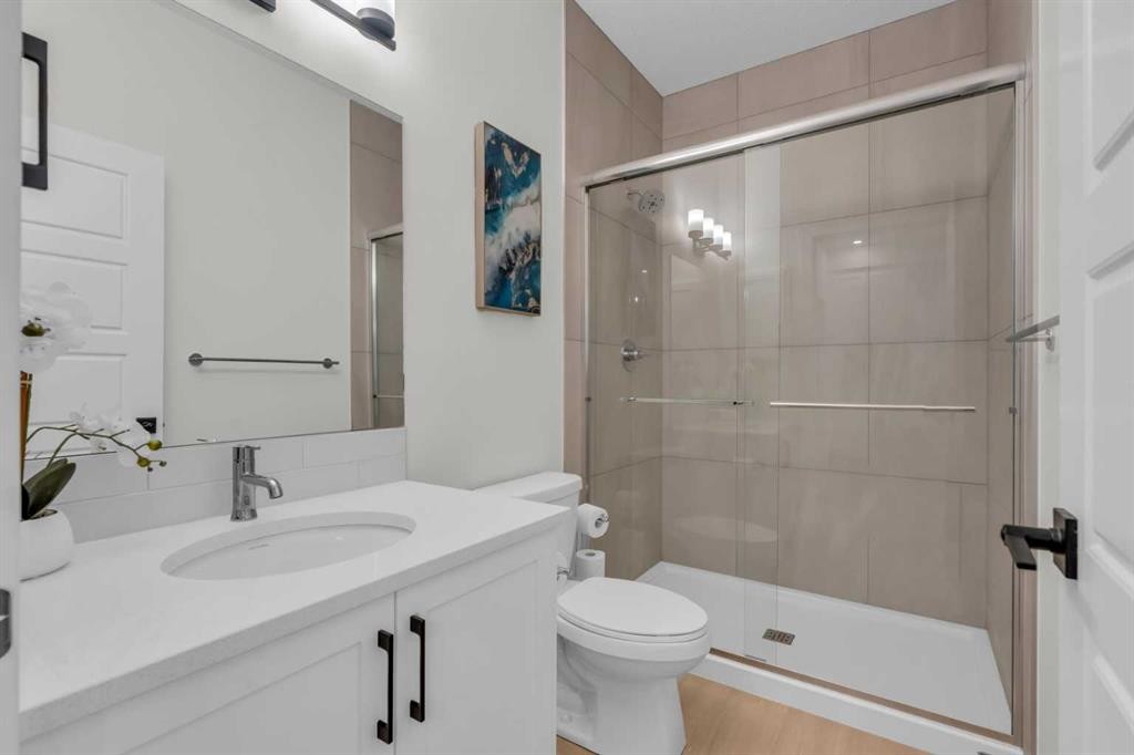 35 Versant View Sw, Calgary, AB - Indoor Photo Showing Bathroom