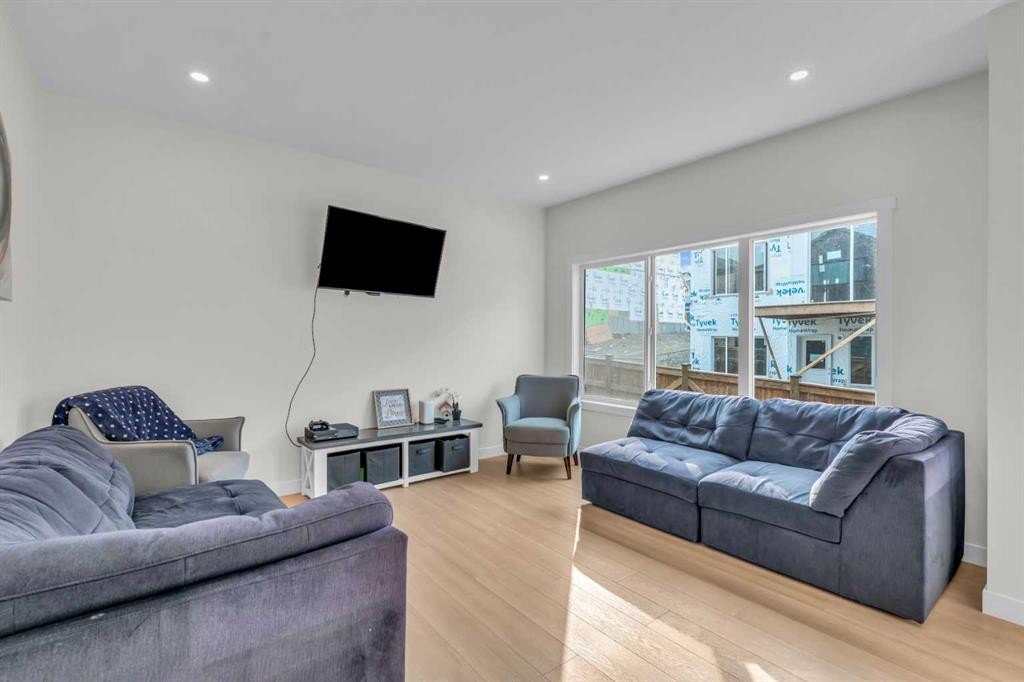 35 Versant View Sw, Calgary, AB - Indoor Photo Showing Living Room