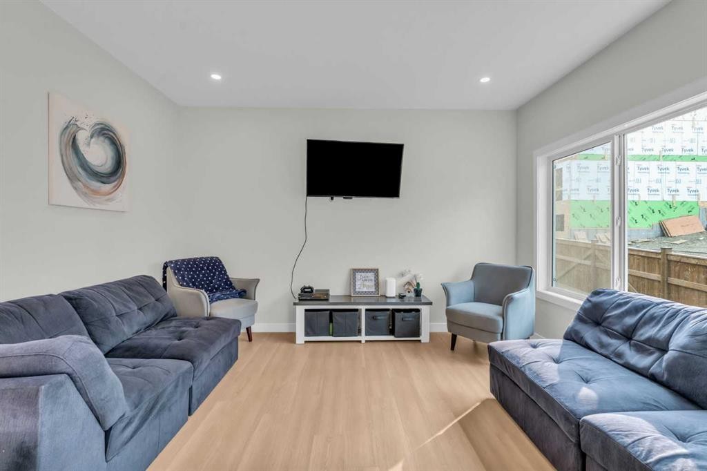 35 Versant View Sw, Calgary, AB - Indoor Photo Showing Living Room