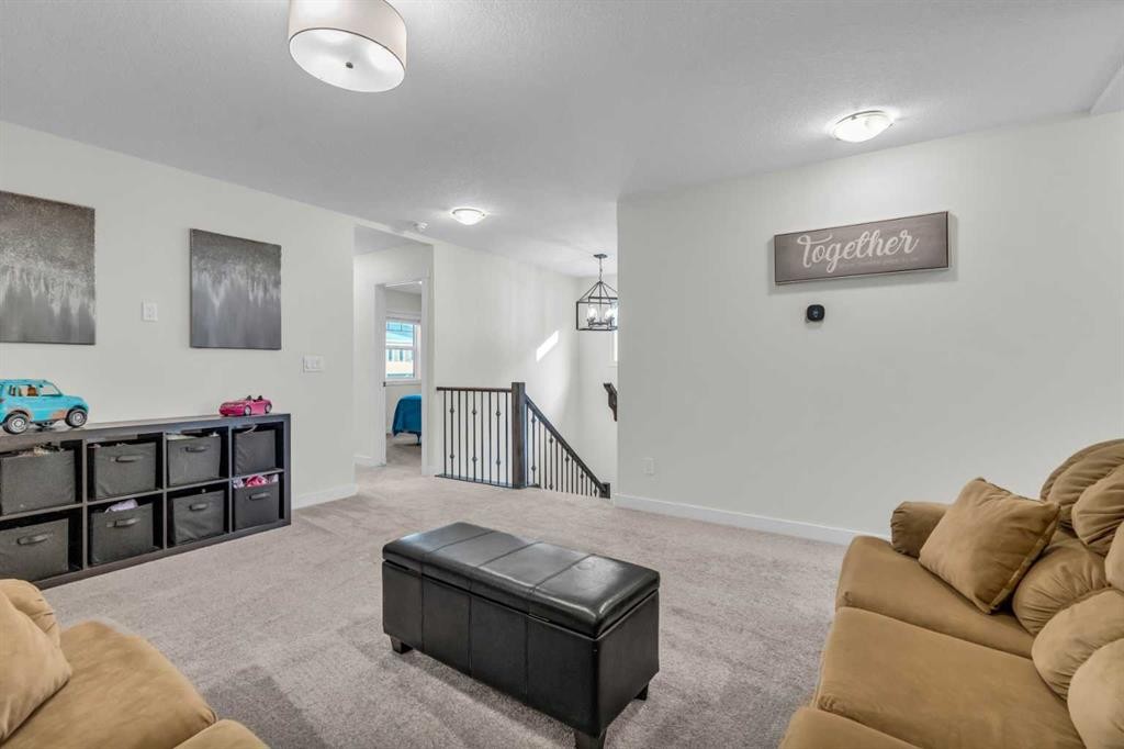 35 Versant View Sw, Calgary, AB - Indoor Photo Showing Living Room