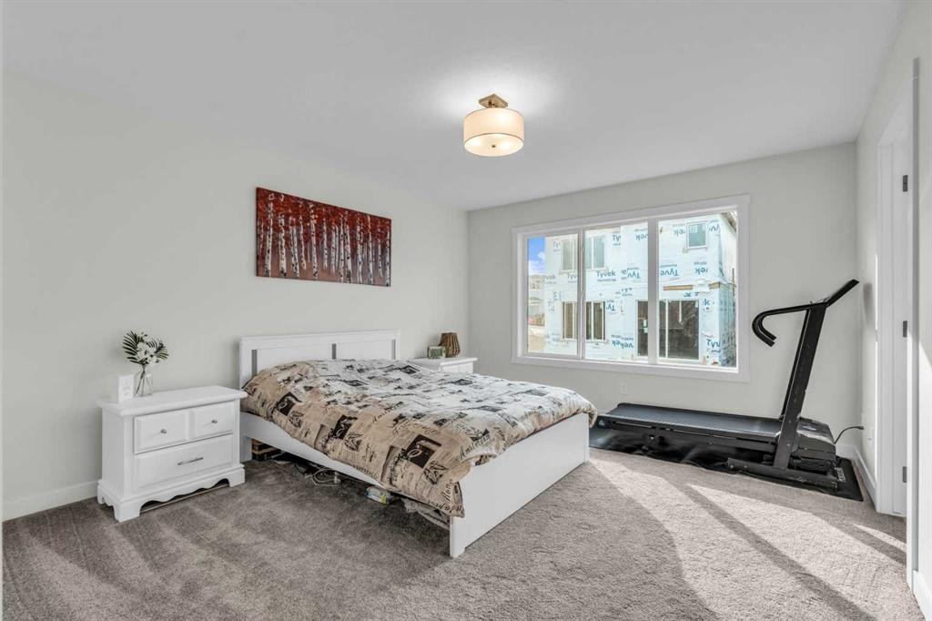 35 Versant View Sw, Calgary, AB - Indoor Photo Showing Bedroom