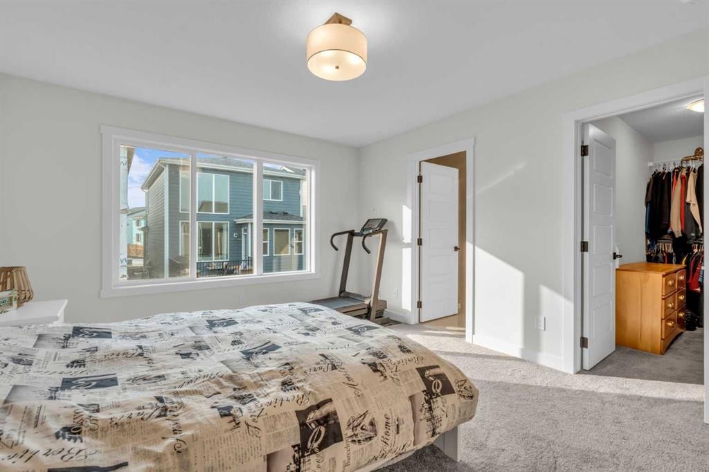 35 Versant View Sw, Calgary, AB - Indoor Photo Showing Bedroom