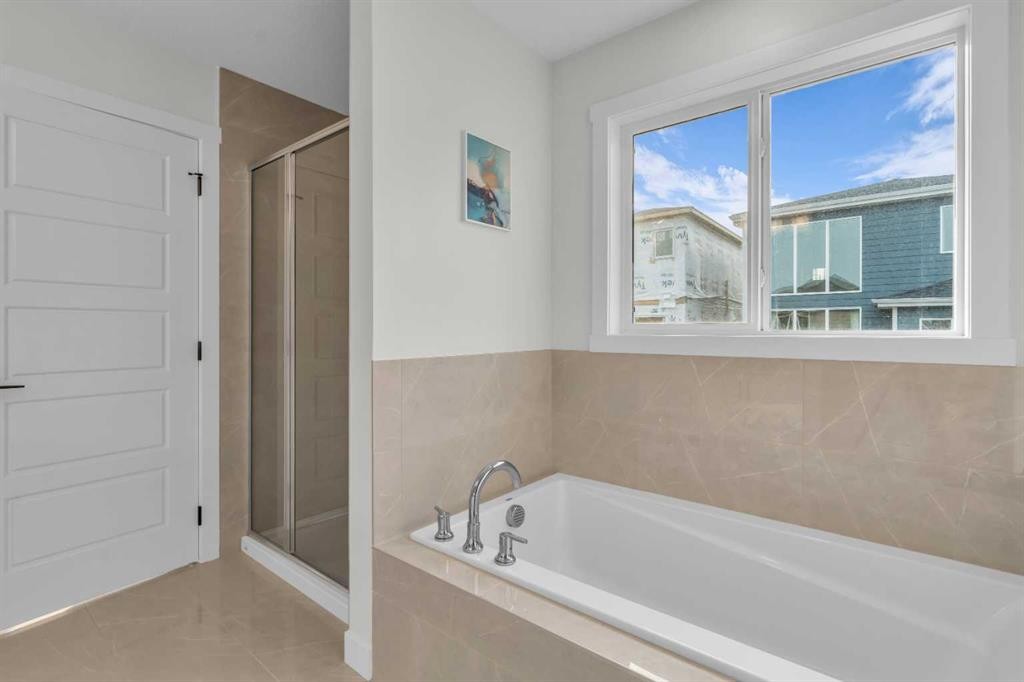 35 Versant View Sw, Calgary, AB - Indoor Photo Showing Bathroom
