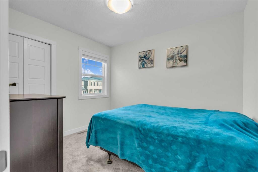 35 Versant View Sw, Calgary, AB - Indoor Photo Showing Bedroom