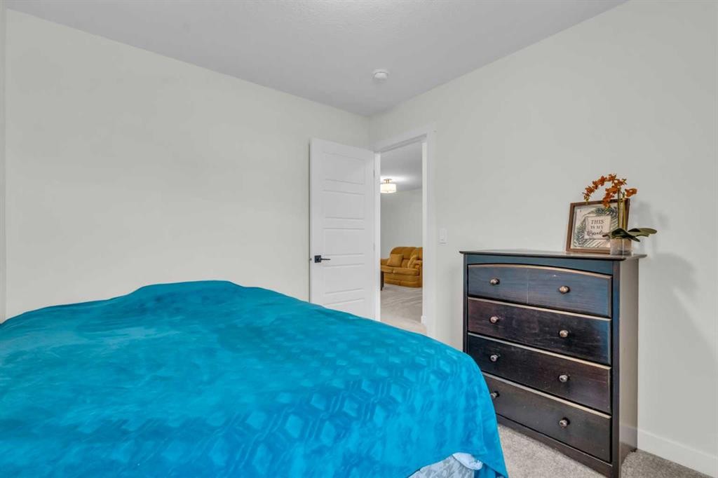 35 Versant View Sw, Calgary, AB - Indoor Photo Showing Bedroom