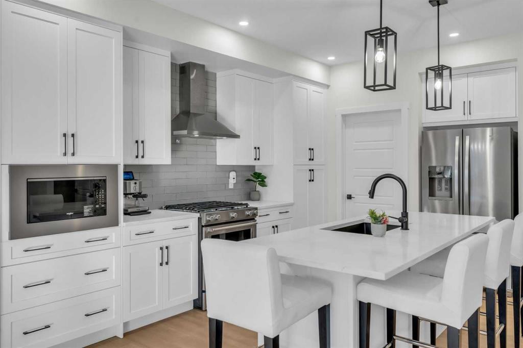 35 Versant View Sw, Calgary, AB - Indoor Photo Showing Kitchen With Upgraded Kitchen