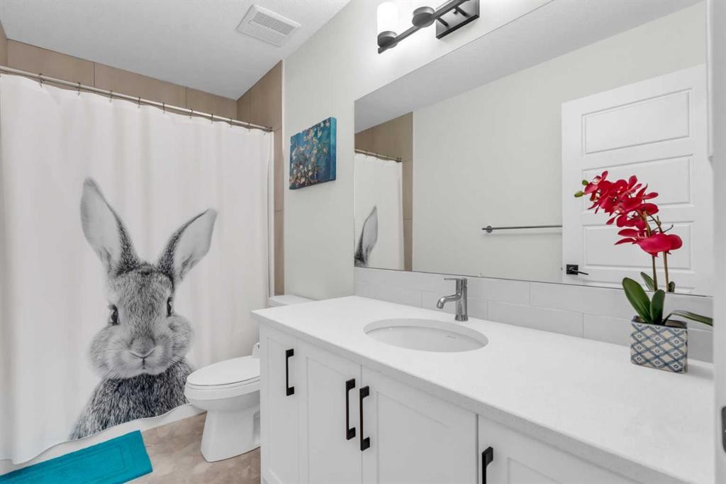 35 Versant View Sw, Calgary, AB - Indoor Photo Showing Bathroom