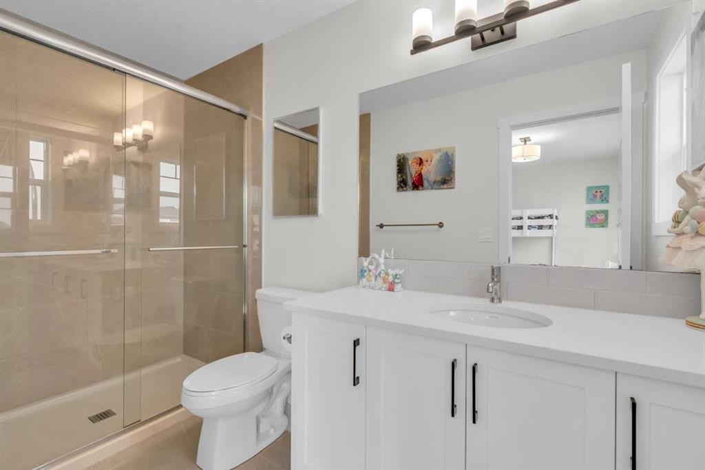 35 Versant View Sw, Calgary, AB - Indoor Photo Showing Bathroom