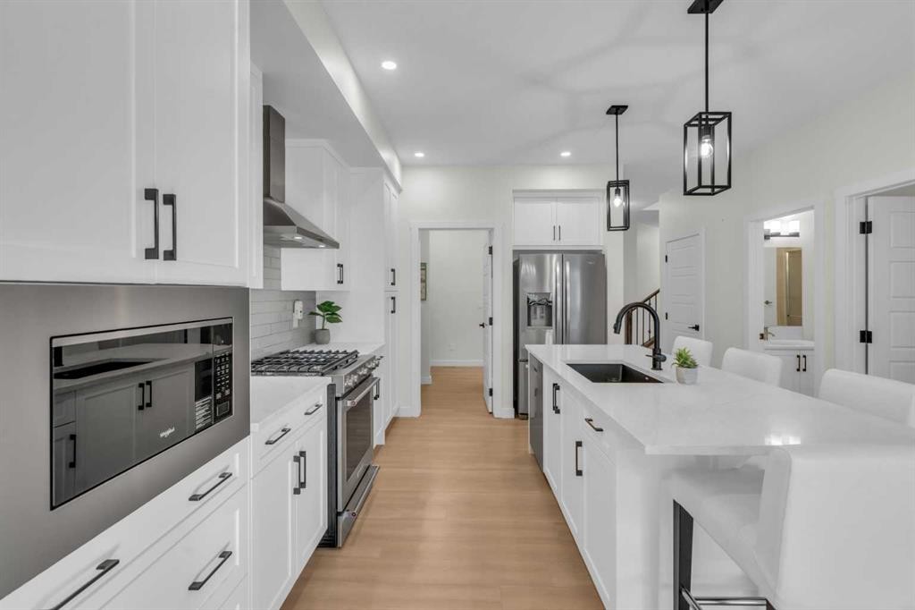 35 Versant View Sw, Calgary, AB - Indoor Photo Showing Kitchen With Upgraded Kitchen