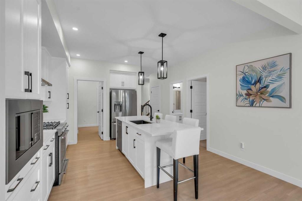 35 Versant View Sw, Calgary, AB - Indoor Photo Showing Kitchen With Upgraded Kitchen