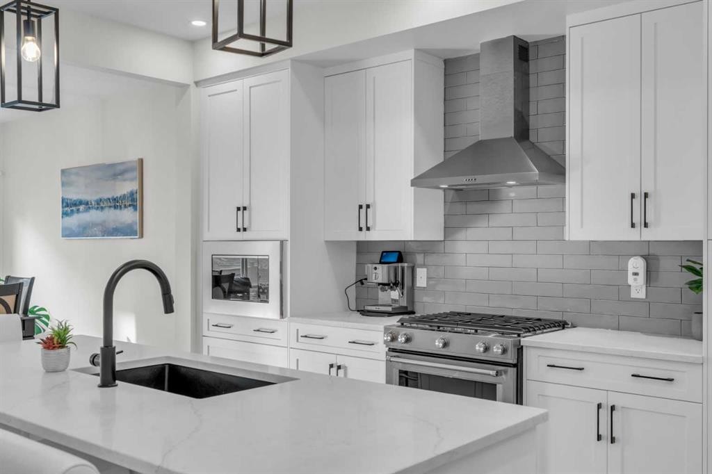 35 Versant View Sw, Calgary, AB - Indoor Photo Showing Kitchen With Upgraded Kitchen