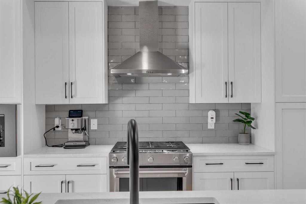 35 Versant View Sw, Calgary, AB - Indoor Photo Showing Kitchen With Upgraded Kitchen