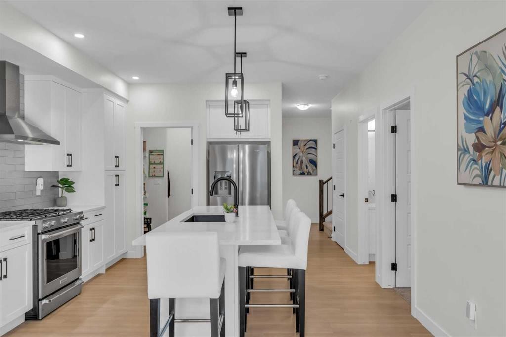 35 Versant View Sw, Calgary, AB - Indoor Photo Showing Kitchen With Upgraded Kitchen