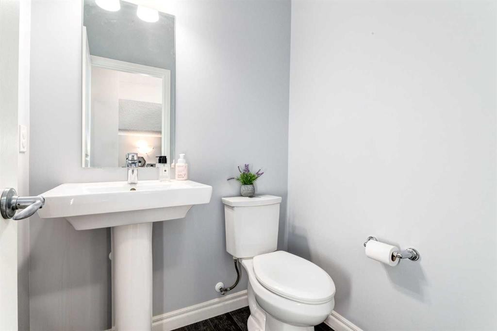14 Marquis Heights Se, Calgary, AB - Indoor Photo Showing Bathroom