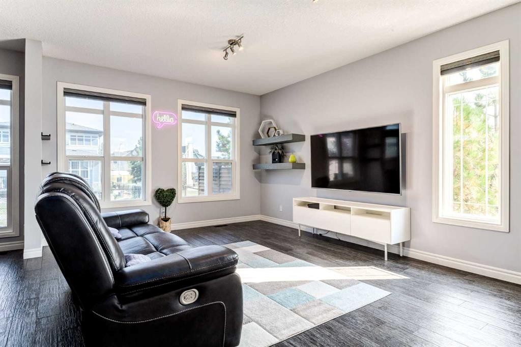 14 Marquis Heights Se, Calgary, AB - Indoor Photo Showing Living Room