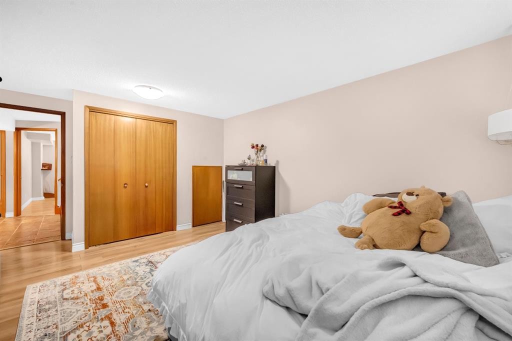 4013 Vance Place Nw, Calgary, AB - Indoor Photo Showing Bedroom