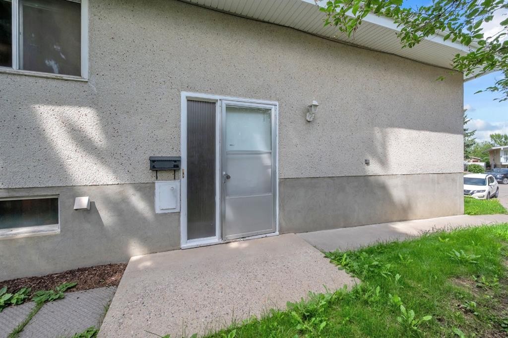 4013 Vance Place Nw, Calgary, AB - Outdoor With Exterior