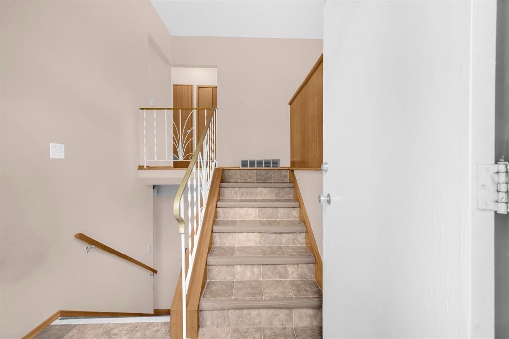 4013 Vance Place Nw, Calgary, AB - Indoor Photo Showing Other Room