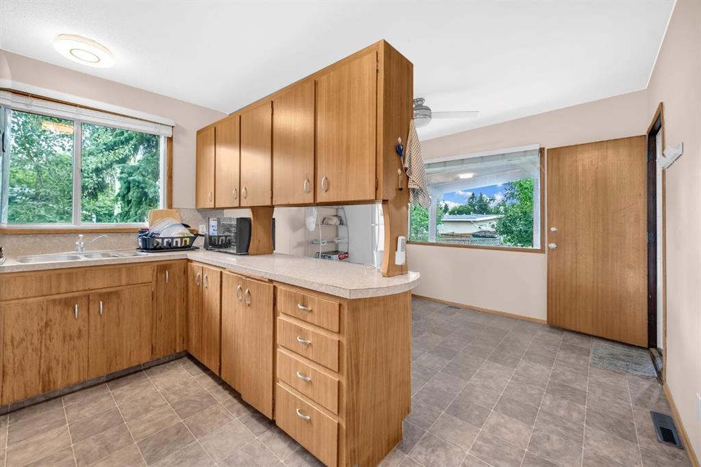 4013 Vance Place Nw, Calgary, AB - Indoor Photo Showing Kitchen With Double Sink