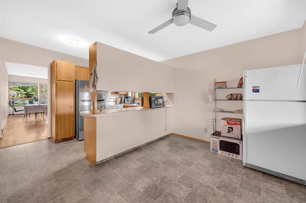 4013 Vance Place Nw, Calgary, AB - Indoor Photo Showing Kitchen