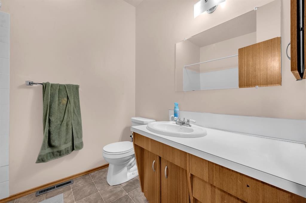 4013 Vance Place Nw, Calgary, AB - Indoor Photo Showing Bathroom