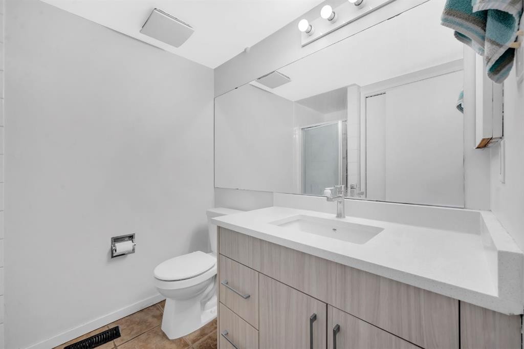 4013 Vance Place Nw, Calgary, AB - Indoor Photo Showing Bathroom