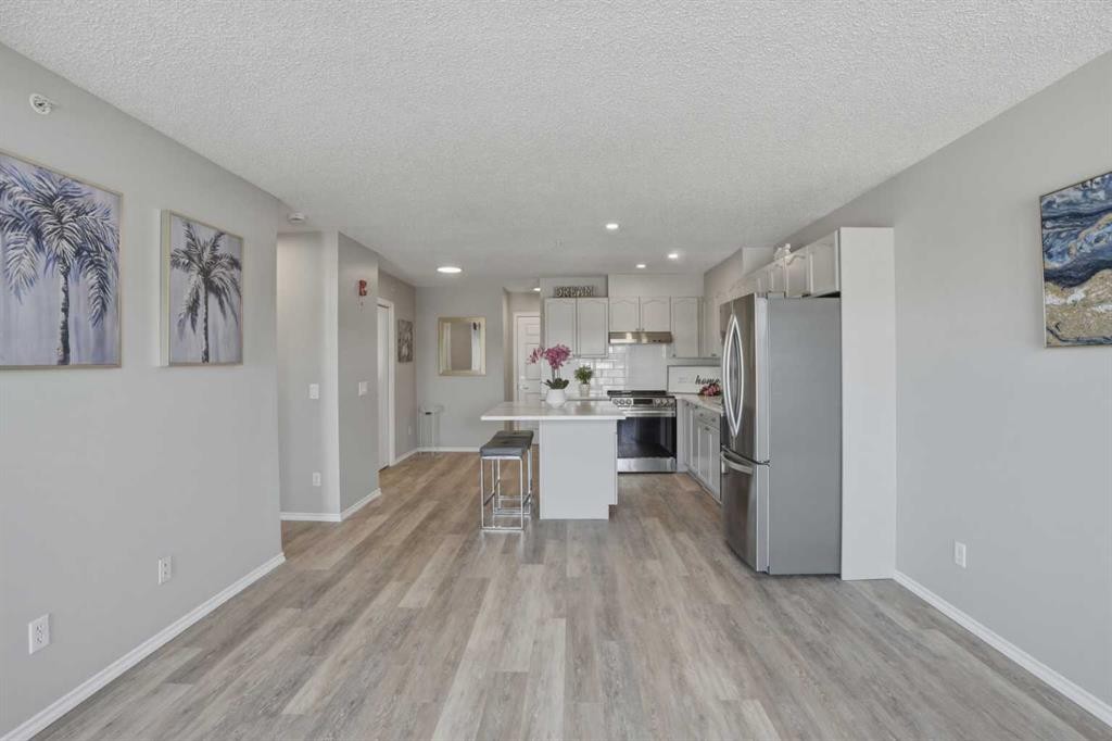 302-3 Somervale View Sw, Calgary, AB - Indoor Photo Showing Kitchen