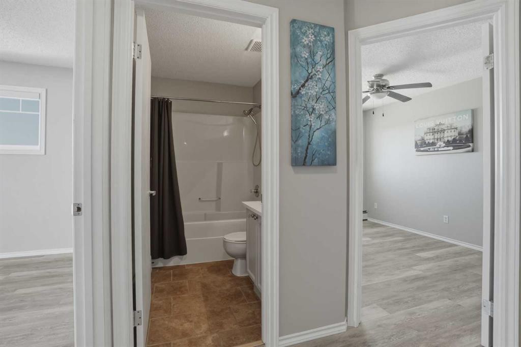 302-3 Somervale View Sw, Calgary, AB - Indoor Photo Showing Bathroom