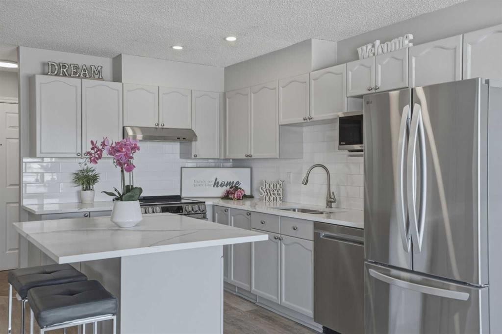 302-3 Somervale View Sw, Calgary, AB - Indoor Photo Showing Kitchen With Upgraded Kitchen