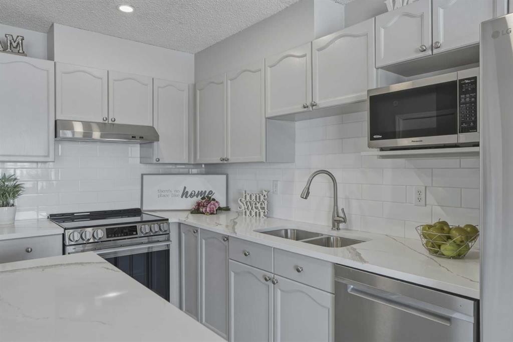 302-3 Somervale View Sw, Calgary, AB - Indoor Photo Showing Kitchen With Double Sink With Upgraded Kitchen